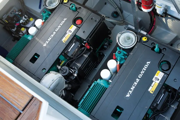 Volvo Penta-indenbordsmotorer i motorrummet