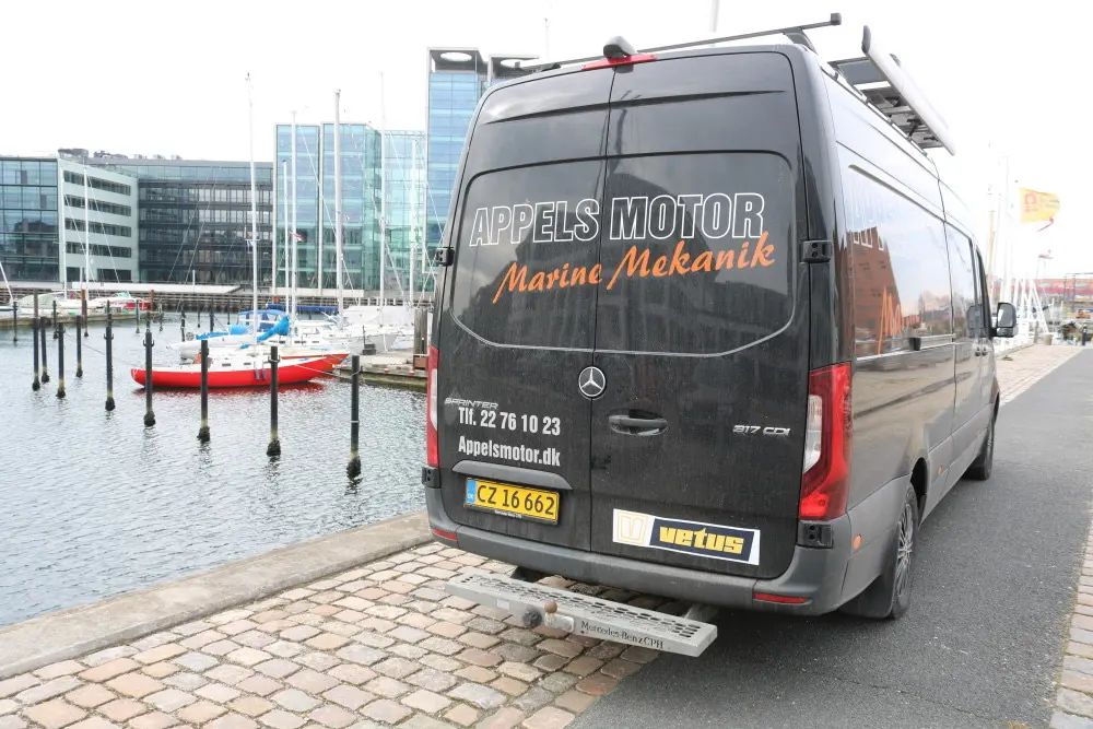Servicevognen fra Appels Motor med kran på taget, parkeret ved havnen